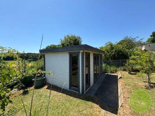 Kleines Gartenhäuschen mit ...