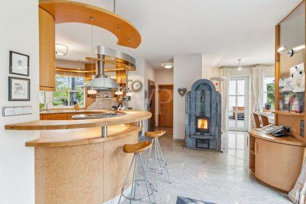 Küche mit Kühlzelle und Vorratsraum