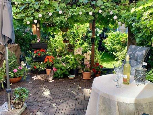 21) Terrasse mit Garten