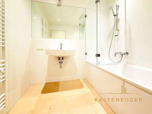 Bad 5,39 m² (Wanne, WM-Anschluss)