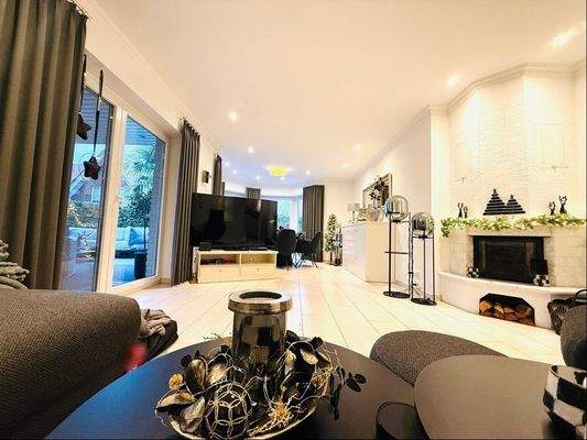 Wohn-Esszimmer mit Kamin