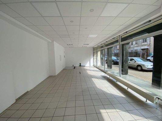 Blick in den großen Verkaufsraum.jpg