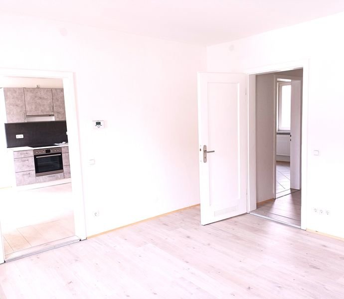 Renovierte Helle 3 Zimmer Wohnung 96 qm mit Neue Einbauküche Kaltmiete 600,00 €