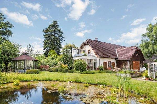 traumhafter Garten mit Teich