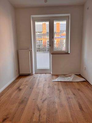 Kompakte Küche mit direktem Zugang zum Balkon