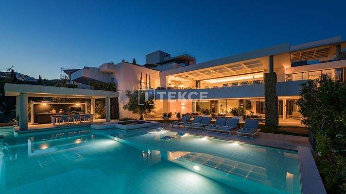 Golf View Villa with Designer Kitchen Near Beach in Benahavís