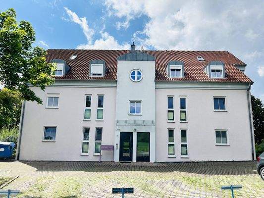 ansprechende Architektur... die Ostansicht mit überdachtem Eingang