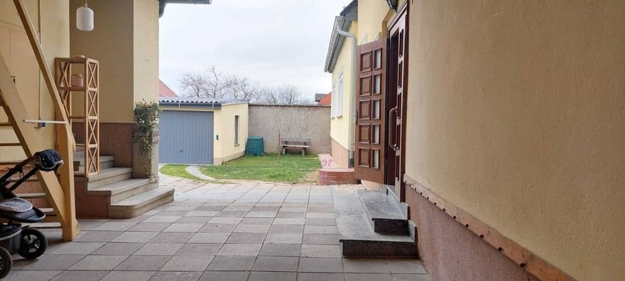Einfahrt und Teil vom Garten