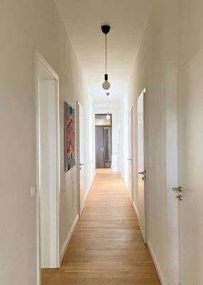 Lichtdurchfluteter Flur