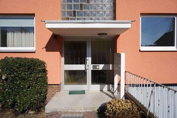 überdachter Eingangsbereich