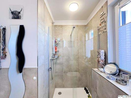 Badezimmer mit Dusche