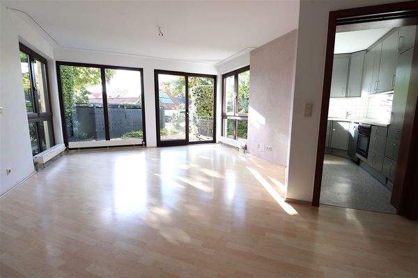 Wohnzimmer mit Blick zur Terrasse