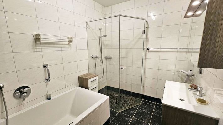 Bad mit Wanne und Dusche, Schöne 3-Zimmerwohnung mit Stellplatz, Scheffau