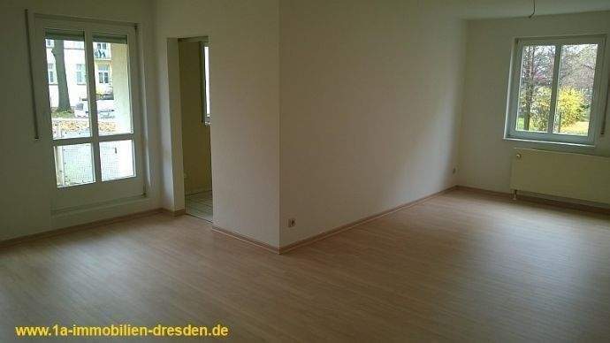 Wohnzimmer mit Balkon Bild 1