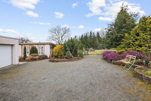 Garage und Gartenhaus