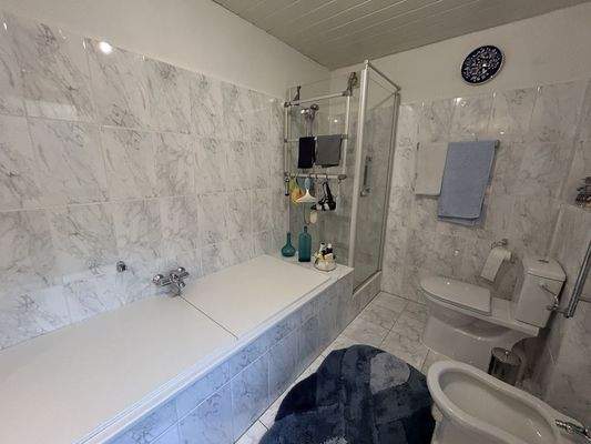 mit Wanne und Dusche