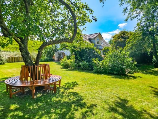 Großzügiger Garten mit Rückzugsmöglichkeiten