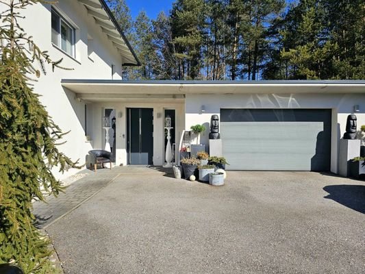 Einfahrt und Garage