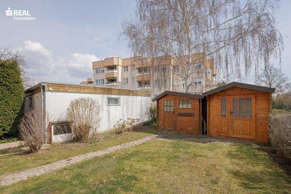 Vorgarten mit Gartenhütten