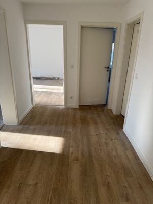 Flur mit Blick in Wohnzimmer.jpg