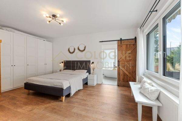 An das Wohnzimmer angeschlossene Elternschlafzimmer