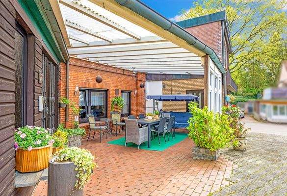 Terrasse - größeres Gebäude