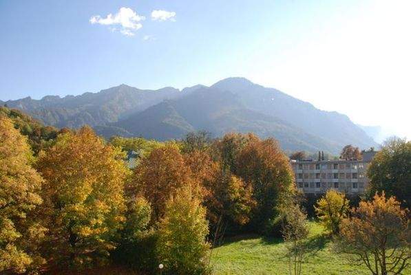 Balkonblick auf die Berge und indie Grünanlage