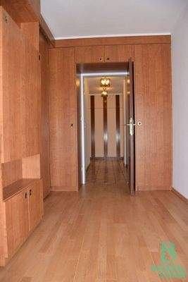 Zimmer mit Schrankbett/Blick Garderobe