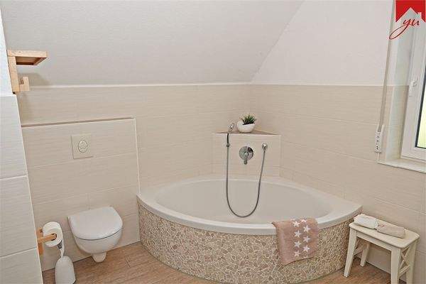 Badezimmer mit Eckbadewanne