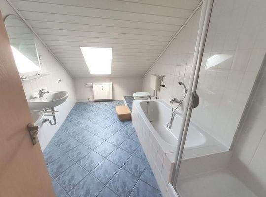 Bad mit Badewanne und Dusche Bild 1