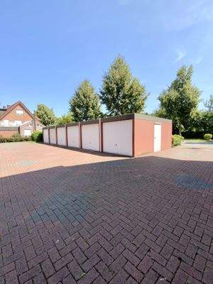 eine Garage gehört zur ETW....den Fahrradraum begehen Sie über die Seitentür