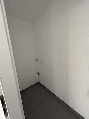 Abstellraum mit Waschmaschinenanschluss
