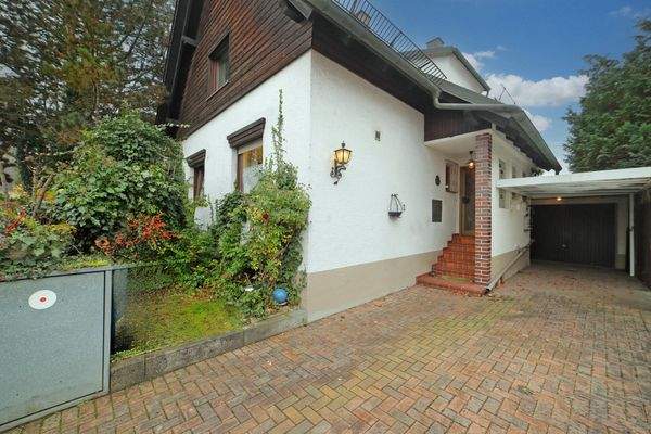 Eingangsbereich und Vorgarten