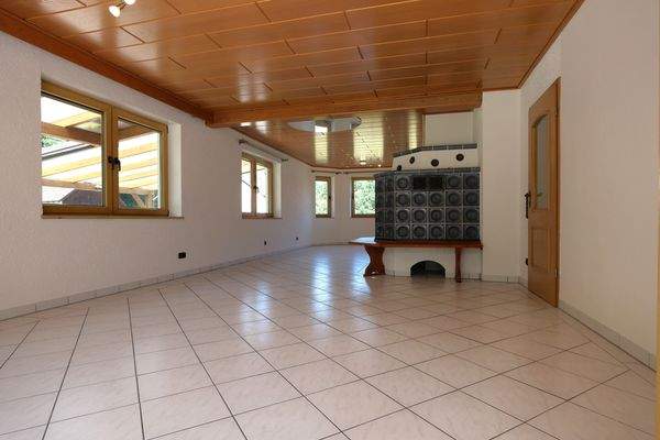 geräumiges und helles Wohnzimmer