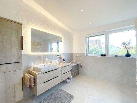 Große Fenster und schicker Waschtisch im Badezimmer im OG