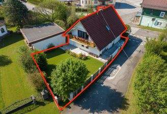 Luftbild vom Haus mit eingezeichnetem Grundstück