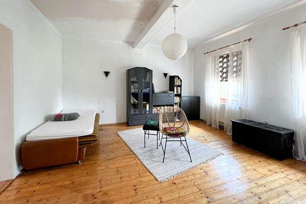 Großes Zimmer mit abgeschliffenem Holzboden