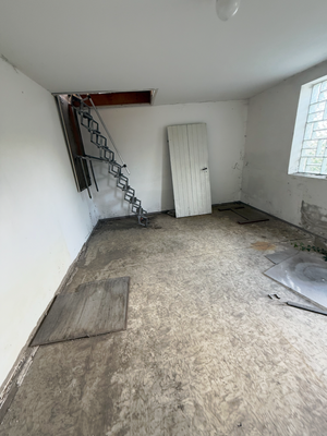 Raum EG mit Zugang zum Dachboden