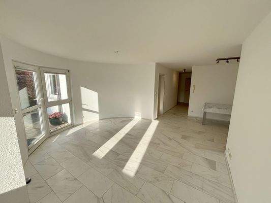 großes Wohnzimmer mit ...