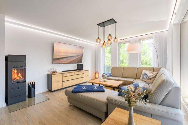 Die Gemütlichkeit des Wohnzimmers mit Kamin