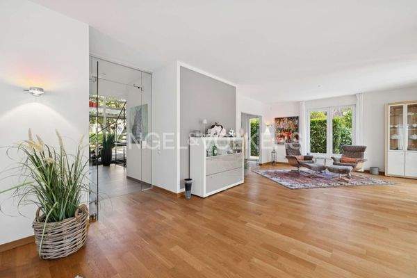 Wohnzimmer mit Blick zum Eingang des Hauses