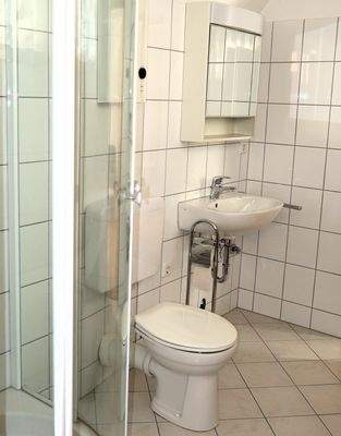 Bad mit Dusche und WC