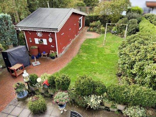 vom Balkon hinab in den Garten