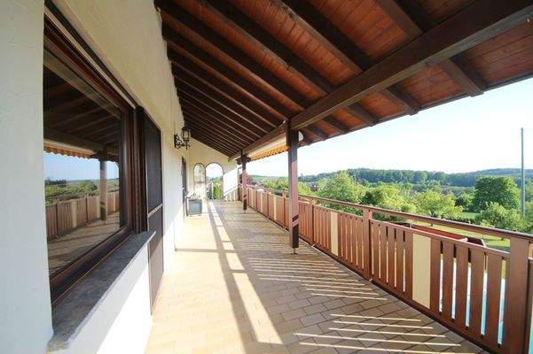 Balkon EG mit Treppenzugang zum Grundstück