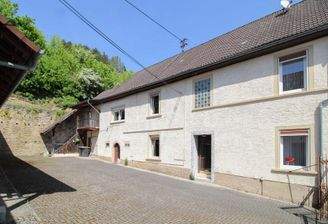 Frontansicht EFH mit Hof