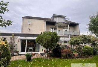 Gartenansicht der Immobilie des Dreifamilienhauses