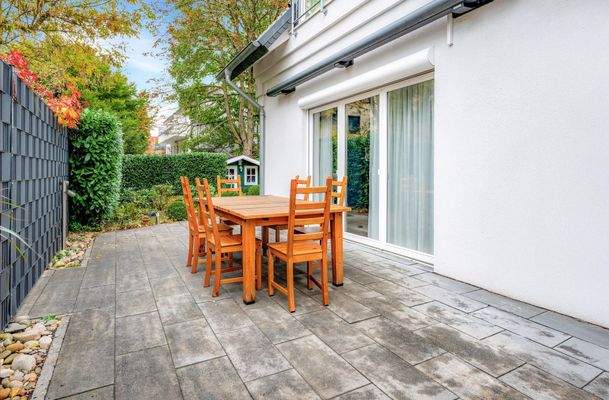 die elektrisch beschattete Westterrasse