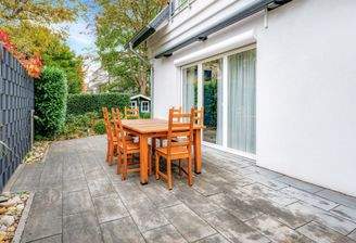 die elektrisch beschattete Westterrasse