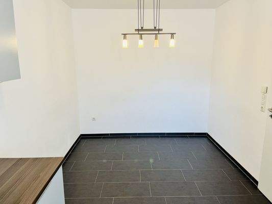 geflieste Küche mit Essplatz