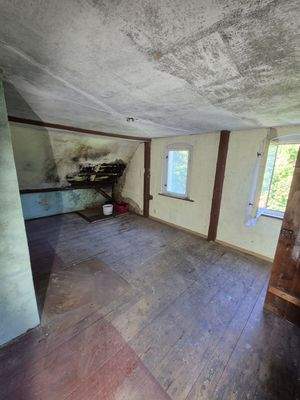 2.OG unausgebaut Wasserschaden.jpg